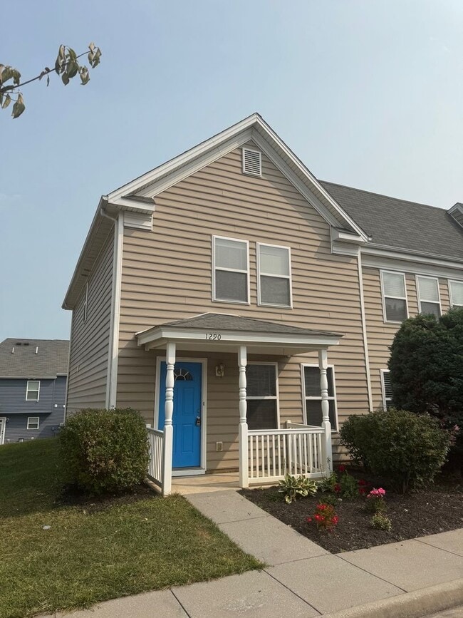 Building Photo - Immaculate End Unit Townhouse