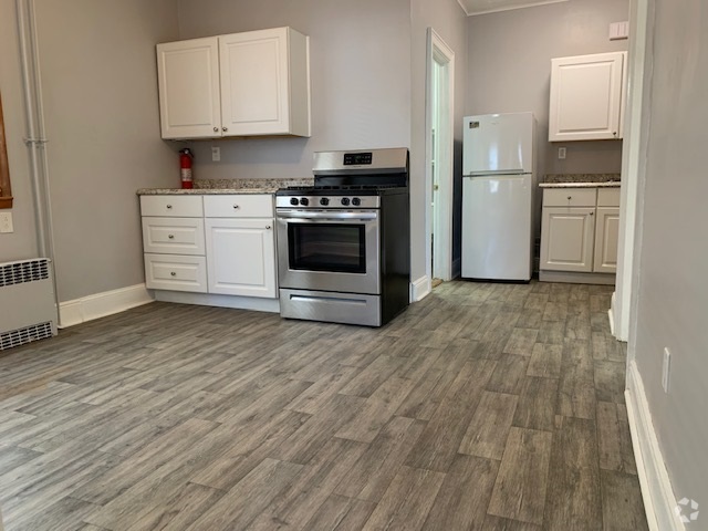 Building Photo - 157 W 10th St Rental