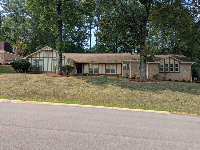 Building Photo - Very Nice 4 Bedroom Home in Woodland Forest