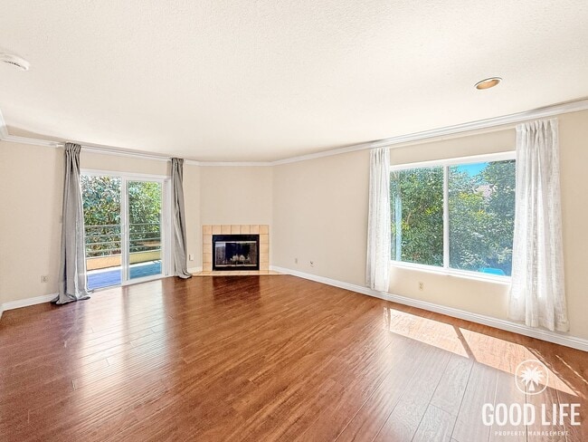 Building Photo - Modern Second-Story 2B/2BA in the Heart of San Diego with Resort-Style Amenities.