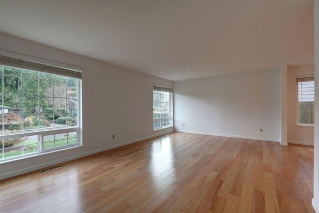 Photo - Spacious 4 Bedroom/3ba Bath Bellevue Home Available Now!