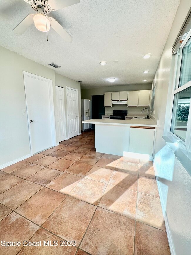 Photo - 1247 Valleybrook Rd SE