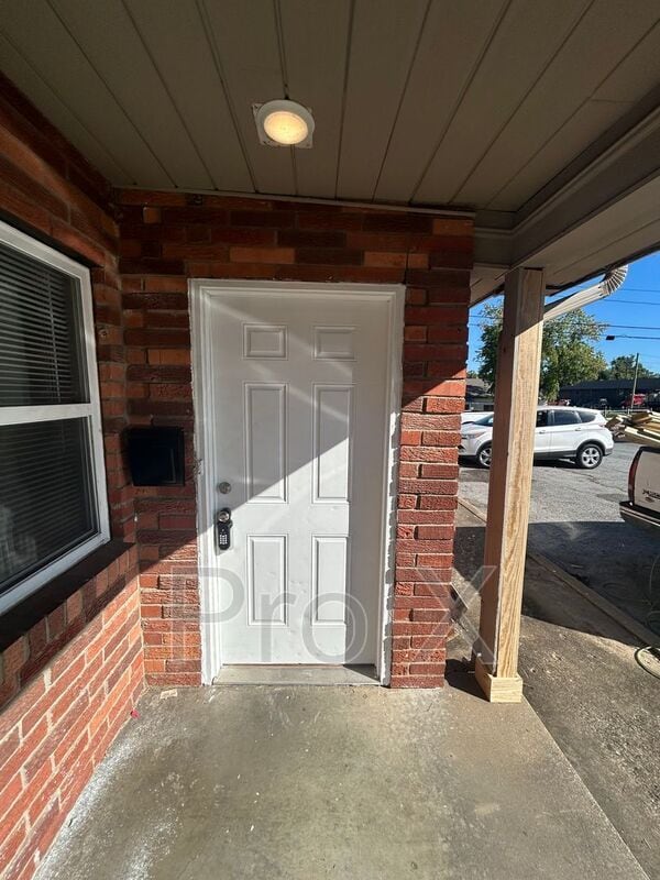 Building Photo - 704 W Oak St