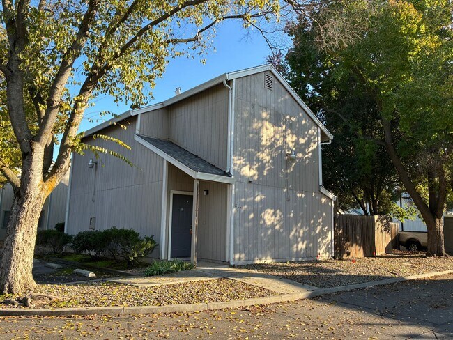 Building Photo - 857 Adams Terrace Unit C