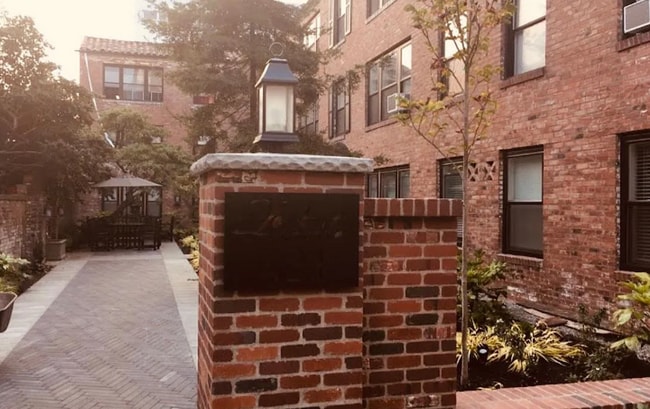 Building Photo - 421 Summit Ave E