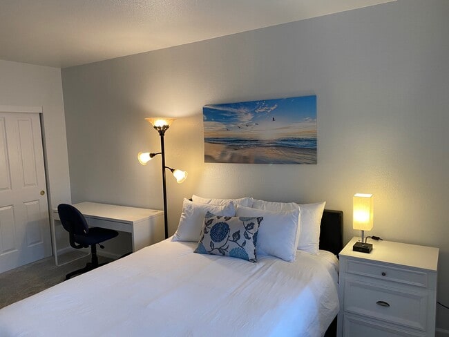 2nd bedroom Queen bed - 215 Stone Pine Ln Unit Stonepine