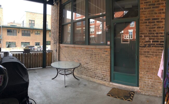 Front patio - 1720 N Marshfield Ave Unit 101