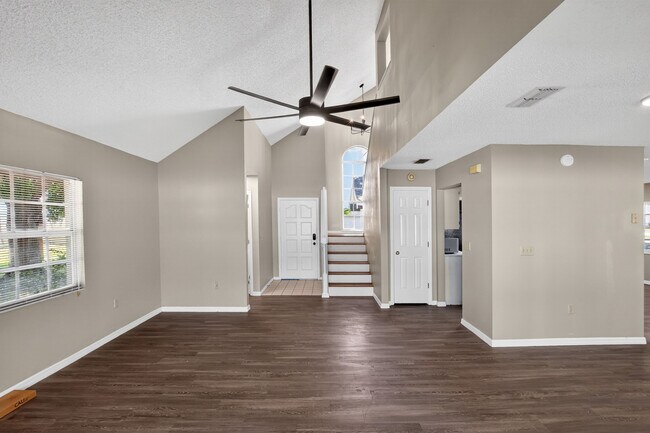 Photo - 802 Arietta Cir N