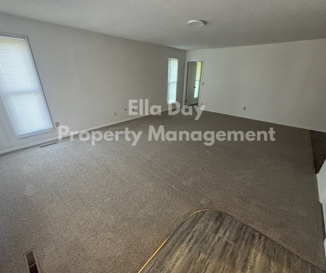 Photo - 2006 S White Oak Dr