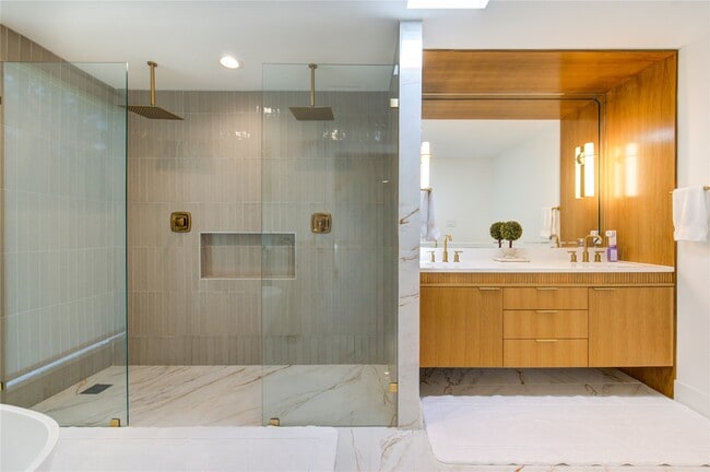 Building Photo - 303 Isolde Dr