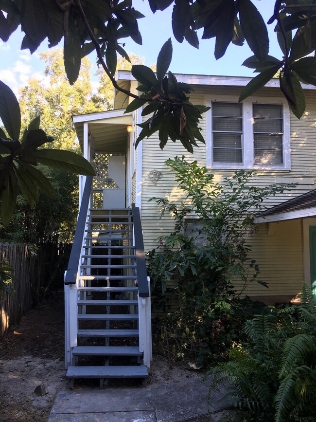 Building Photo - 207 N Albany Ave Unit B