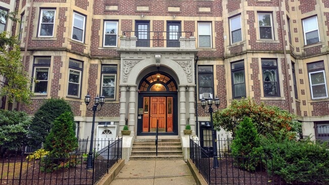 Building Photo - 390 Riverway