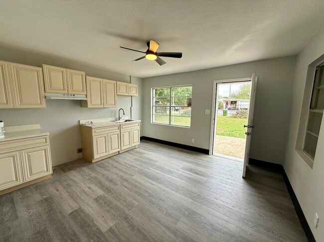 Photo - 645 W Fronton St