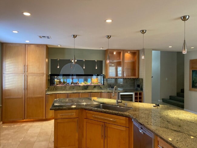 Building Photo - 5-bedroom split level home with GRASS/PRIVATE POOL