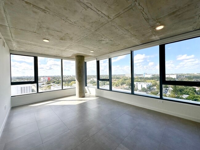 Photo - 321 NW 31st St Unidad B2