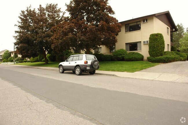Adams Court Apartments