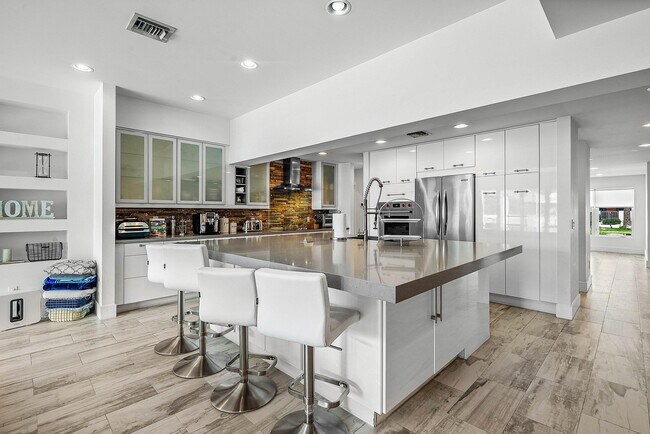 Photo - 740 NE 36th St