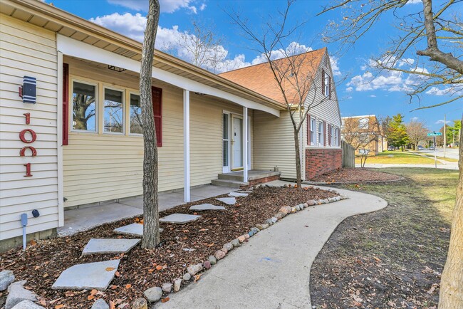 Photo - 1001 S Mattis Ave House
