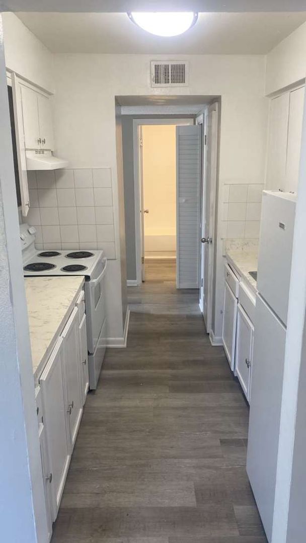 Building Photo - Fully Renovated 2/1 Available for Immediate Rent! Unit 87