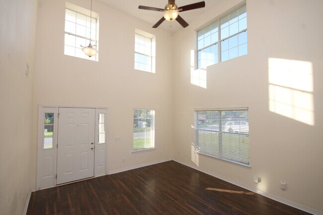 Photo - Spacious 4BR Home in Robin's Ridge with Soaring Ceilings, Guest Suite & Two-Car Garage