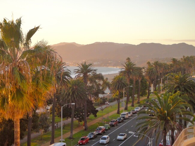 Santa Monica coastline - 2311 4th St Condo