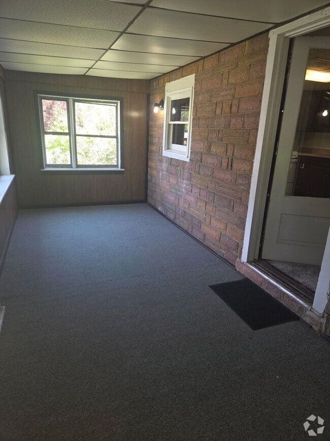 Building Photo - Muhlenberg School - 2 Bedroom Cottage Rental