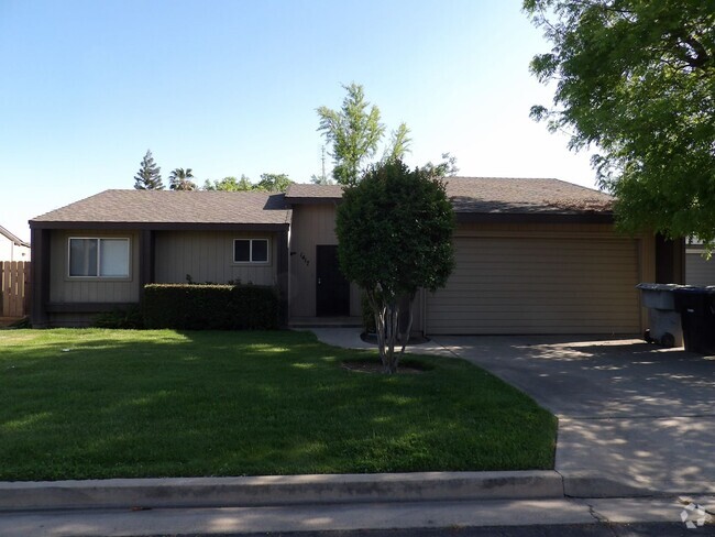 Building Photo - Great home for rent in Visalia!