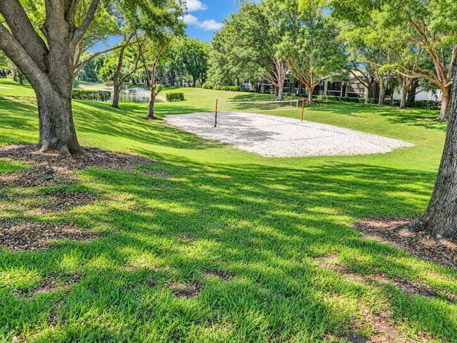 305 Lakepointe Dr Unit 302