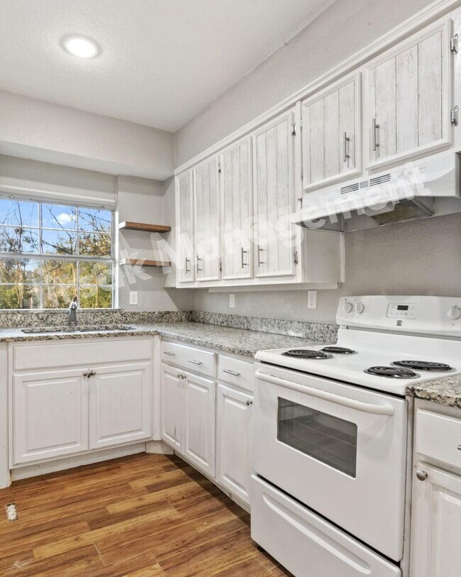 Photo - 202 S Dunbar Ln