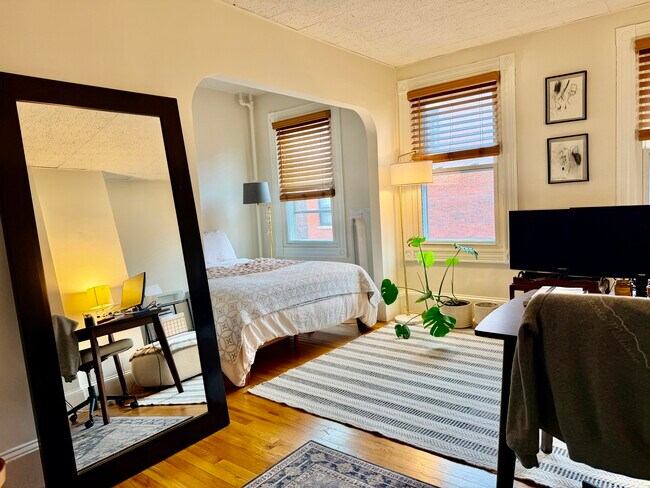 Building Photo - 32 Irving St Unit 3