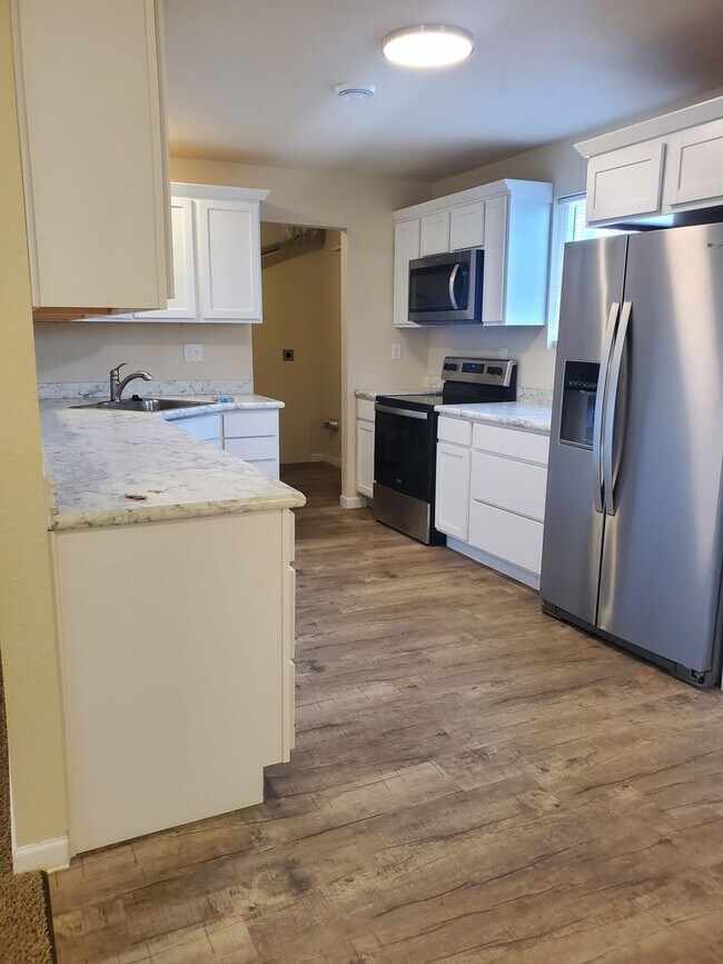 Charming 3 bed / 1 bath home in the Robbin... Rental House Rental in