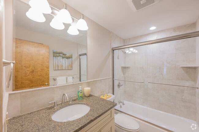 2BR, 1BA - 1,050SF - Bathroom - Putnam Village