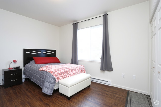 2BR, 1BA - 825 SF