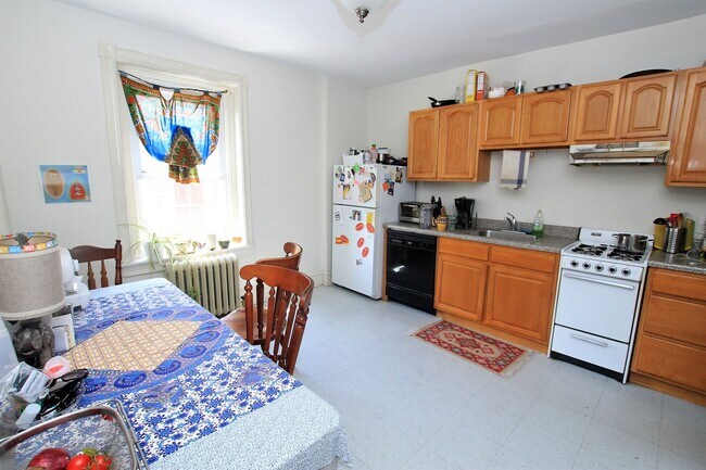 Building Photo - Spacious one bedroom Unit 3