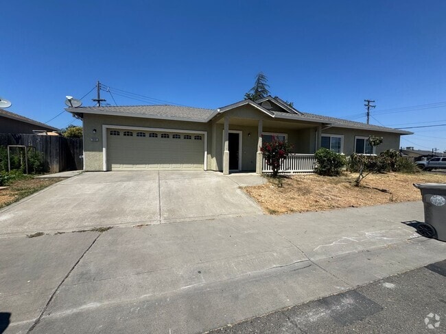 Building Photo - Charming 4-bedroom, 2-bath home in a conve...