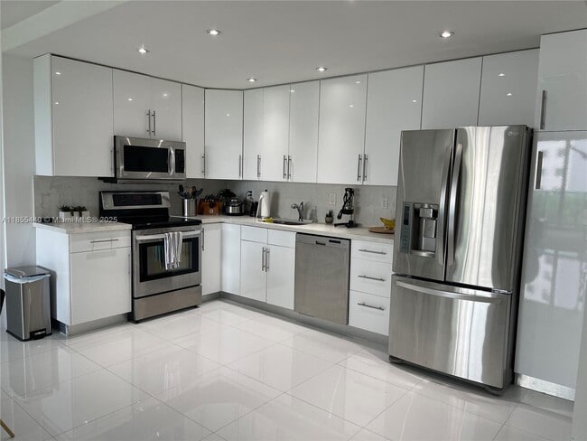 Building Photo - 19390 Collins Ave Unit 426 Rental
