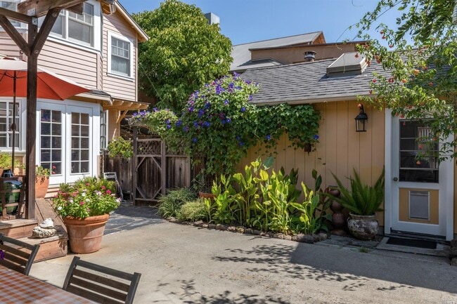 Photo - 1655 Scott St