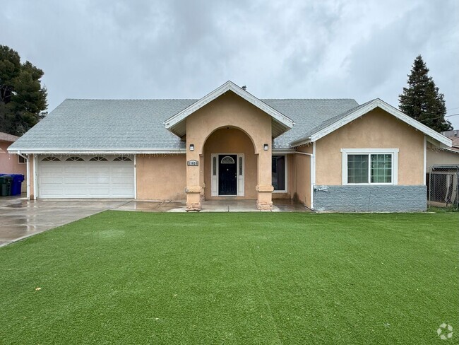 Building Photo - Beautiful 4 bedroom 4 bath Home