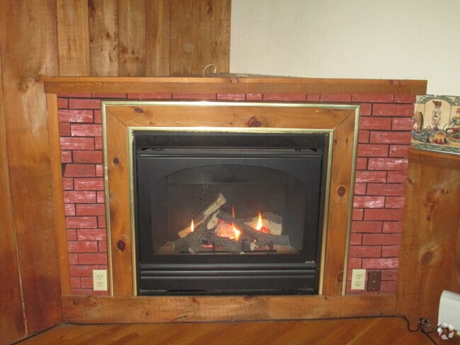 Building Photo - 235 Pleasant St Unit 1 Rental