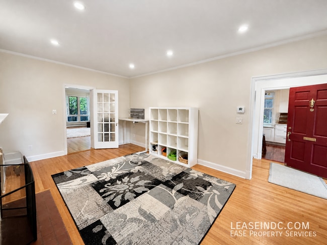 Photo - 4825 Butterworth Pl NW