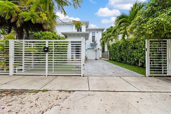 Photo - 2930 Catalina St