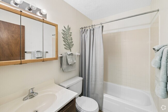 1BR, 1BA - 663SF - Bathroom