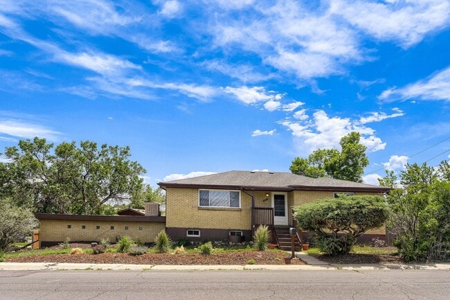 Building Photo - Evolve Real Estate: Charming Ranch Style House in the Heart of Denver, Available August for Immed...