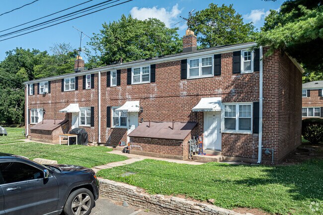 Evergreen Town House Apartments