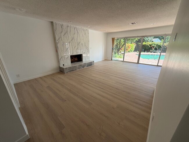 Building Photo - 9660 Vanalden Ave