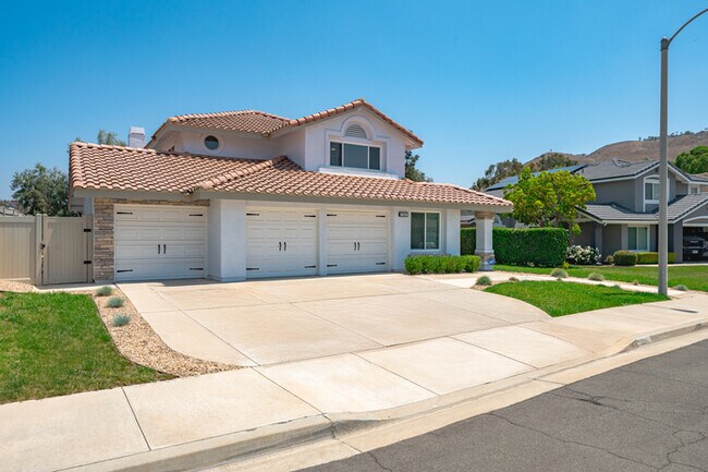 Photo - Luxe Spacious Home Near Parks Fully Equipped