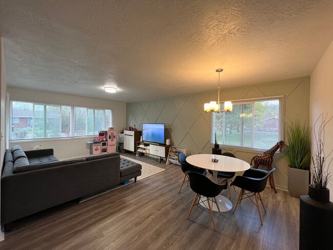 Living Room (Comes Unfurnished) - 264 E 500 N Casa