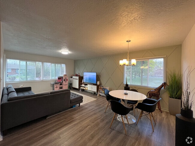 Building Photo - 264 E 500 N Rental
