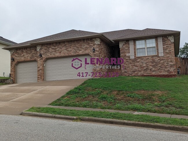 Building Photo - Spacious 3 Bedroom Home Ready for Move In!