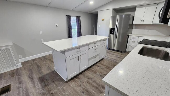 Photo - 837 Ethyl St